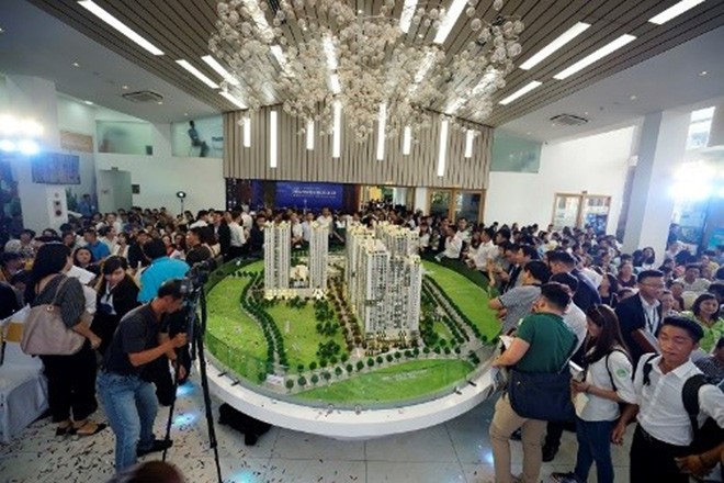 Trung tâm bán hàng số 200, đường 3/2, quận 10 đã “chật kín” khách hàng đến tìm hiểu thông tin về căn hộ Iris 1& 2