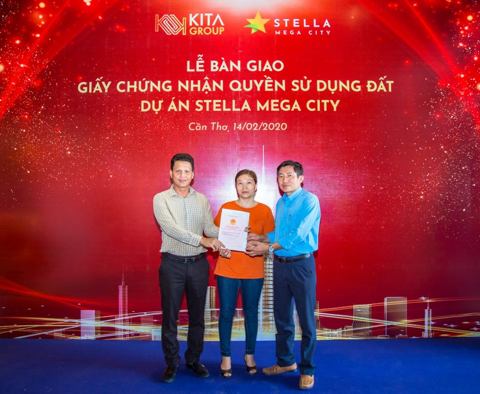 Khách hàng nhận sổ đỏ từng nền Stella Mega City