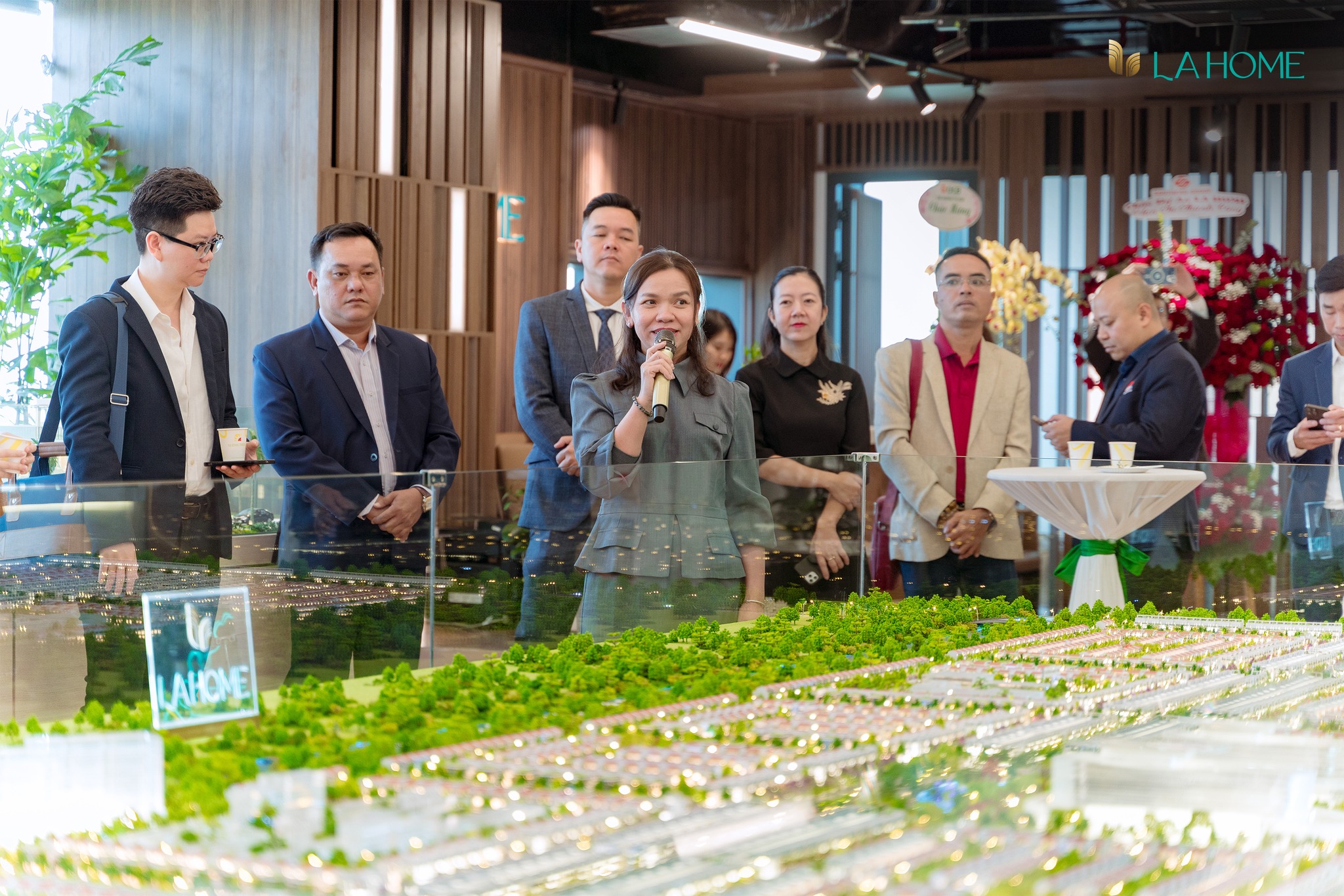 Chia sẻ của bà Châu giám đốc kinh doanh của Prodezi Long An cho sự tâm huyết và năng lực tài chính để kiến tạo nên LA Home